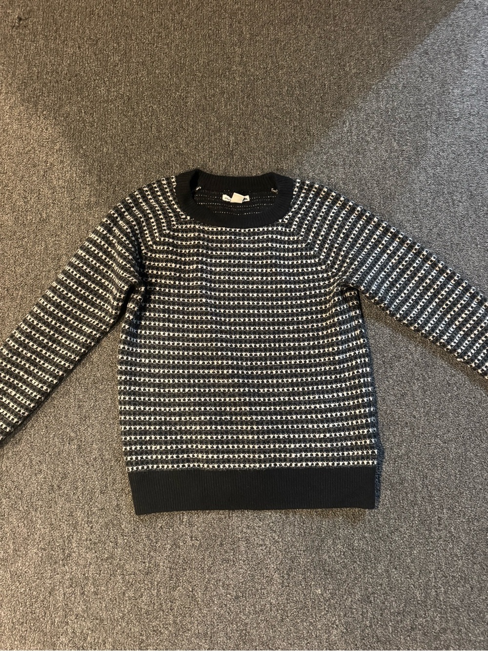 Women’s Black and White and Grey Patterned Crewneck Sweater sz medium